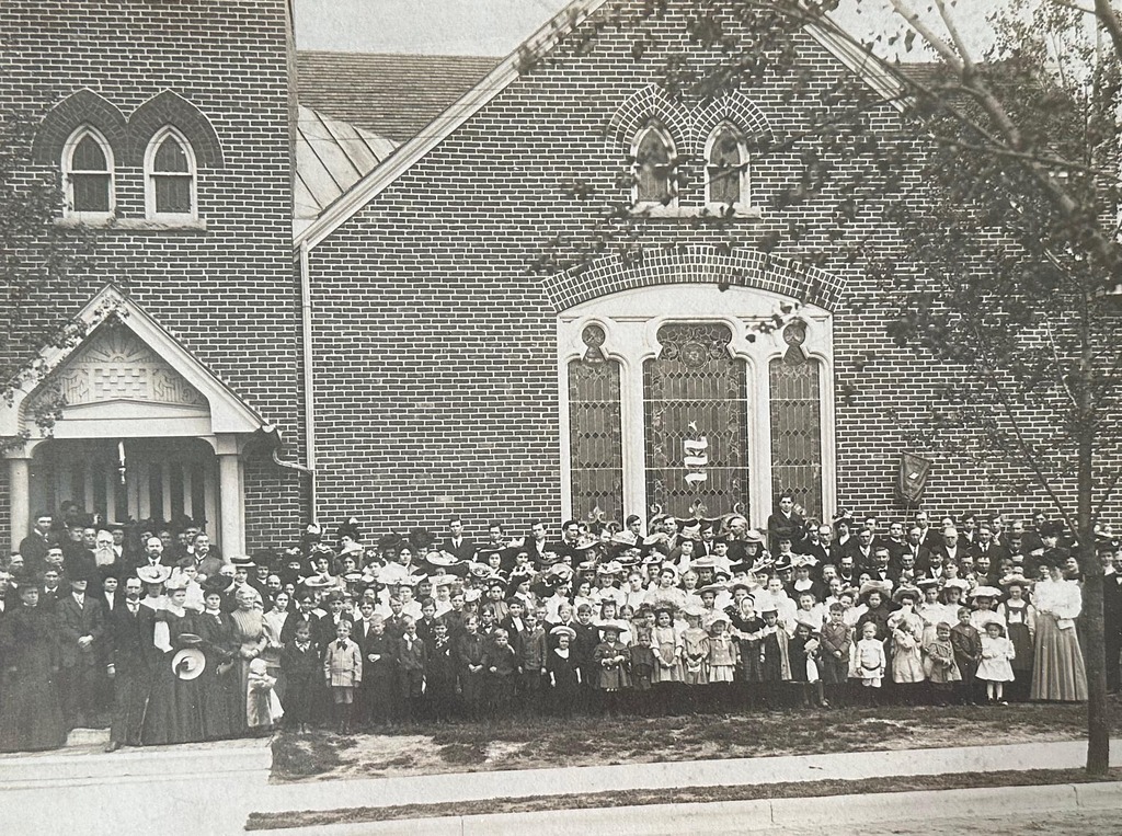 Large crowd of people set up for a photo in front of the Summitville Methodist Church