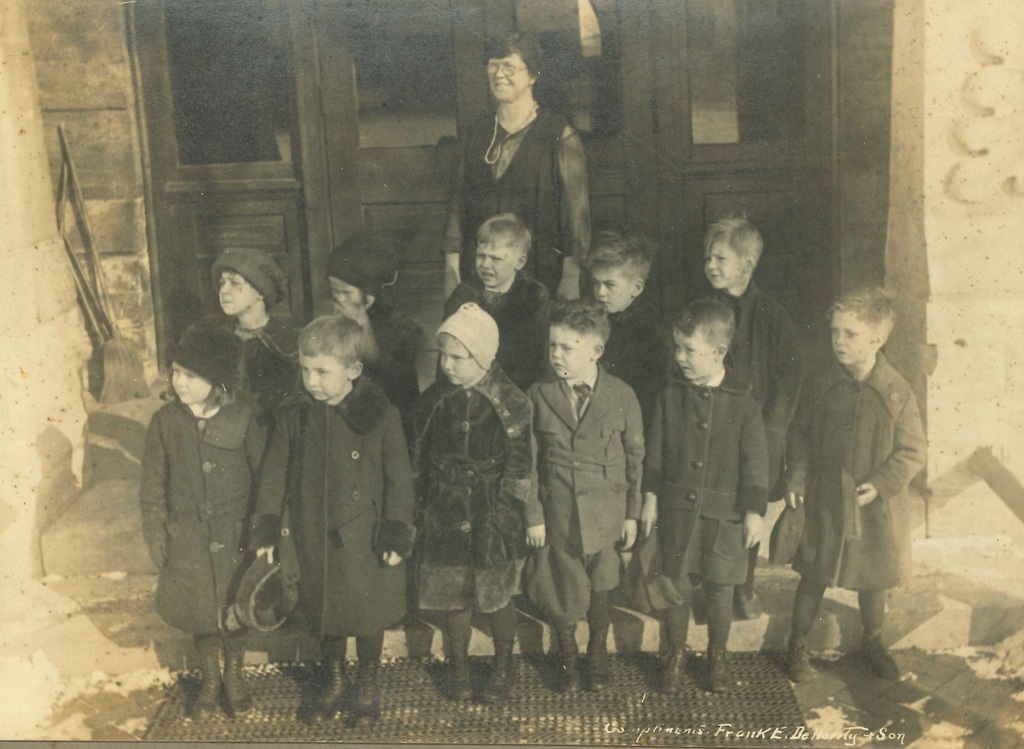 Miss Leeson and Class -1922